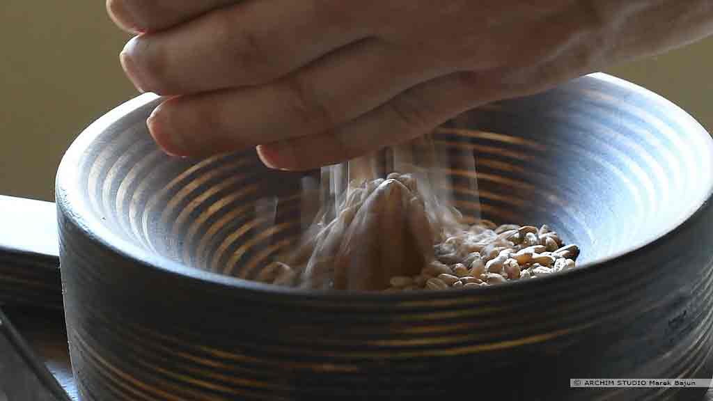 Własna mąka żytnia- wsypywanie ziarna do młynka